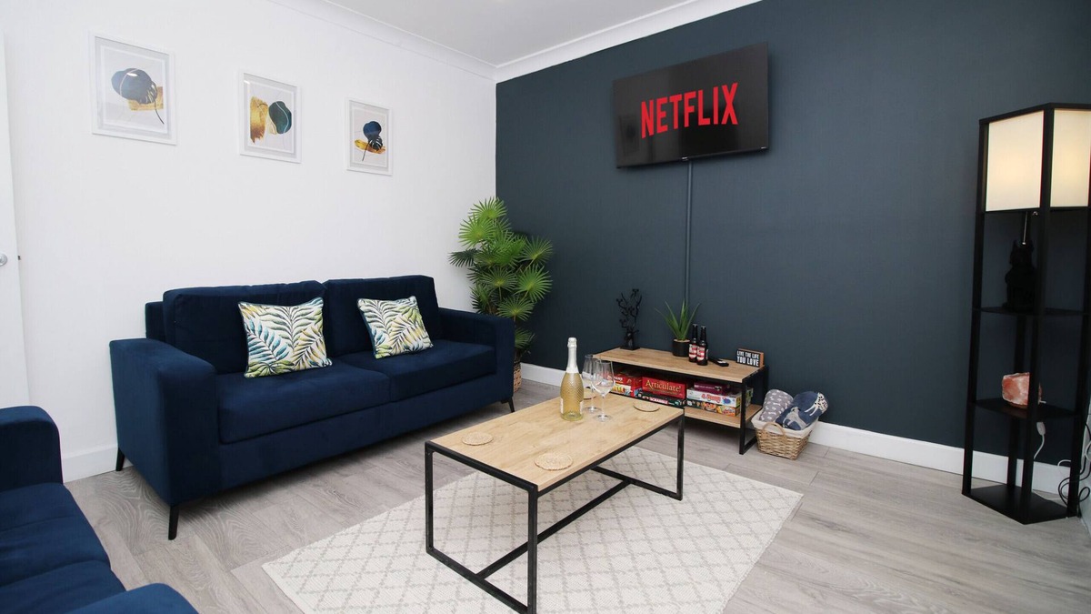 Pontypridd House | K Suites - Stylish 3 Bedroom House w/free Wi-Fi