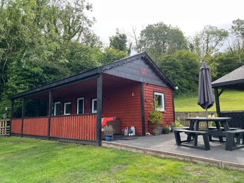 Ammanford Ski Chalet | Kabin in the woods with Hot Tub