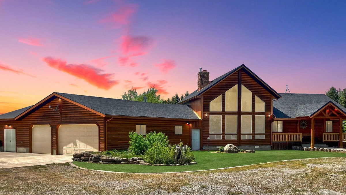 St. Anthony Cabin | KABINO: Riverfront on Henrys Fork A/C Boat Launch Foosball Pool Table Huge Yard Garage WIFI