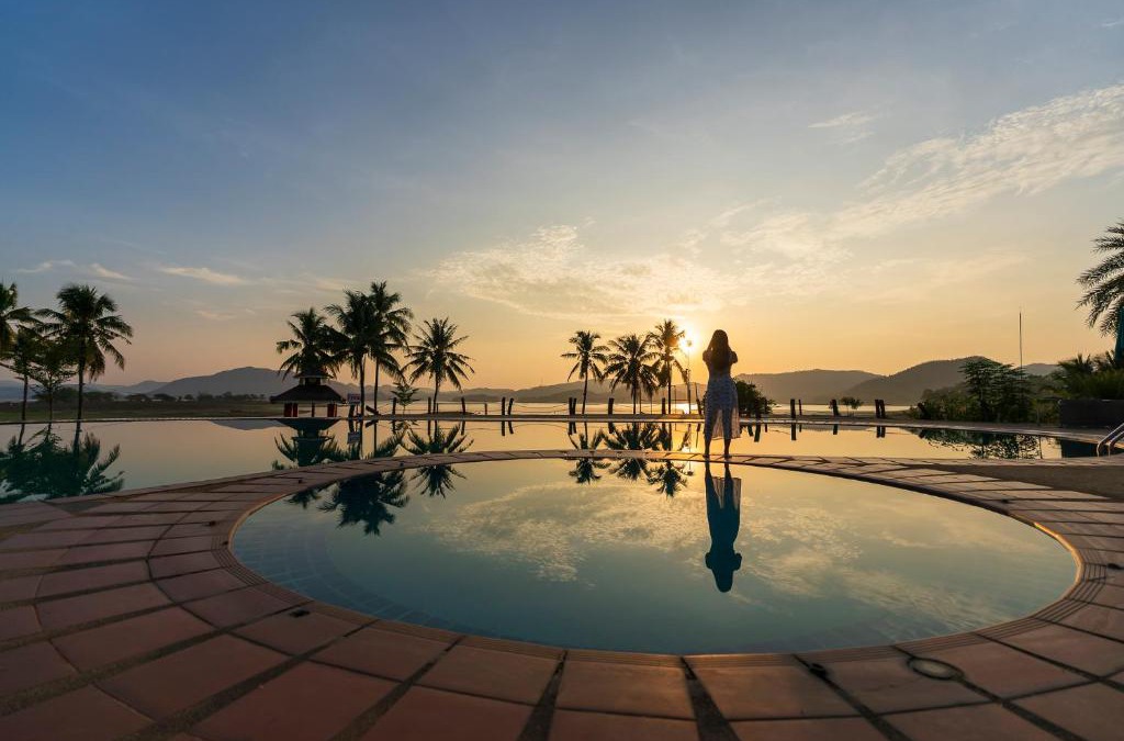 Song Phi Nong Resort | Kaengkrachan Boathouse Paradise Resort