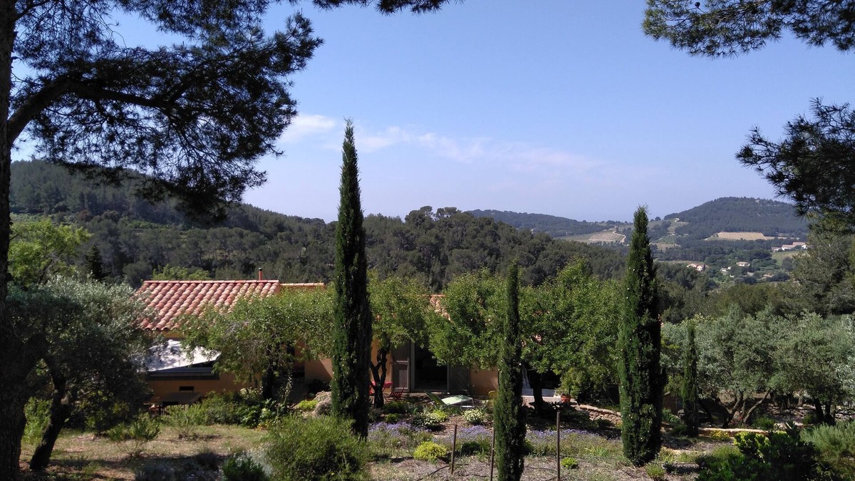 Saint-Cyr-sur-Mer Cottage | kaï-nou in the heart of a pine forest sleeps 4. 2 shower rooms. 2 WCs.