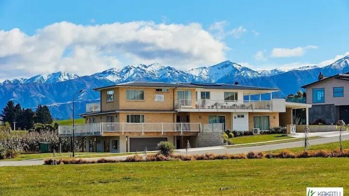 Kaikoura House | Kakatu Retreat - 11 Bedrooms, Kakatu Retreat | 11 Bedrooms | 8 Bathrooms | Amazing Views