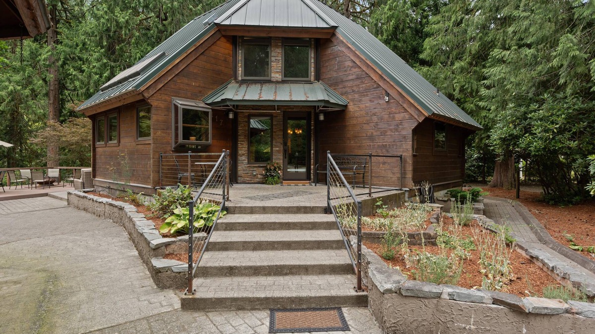 Carrolls Cabin | Kalama River Lodge. River-front Retreat w/Game Room! Dogs OK