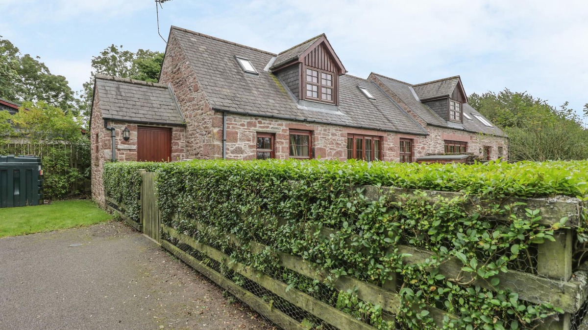 Kirriemuir Cottage | KAMBA COTTAGE, pet friendly, with a garden in Kirriemuir