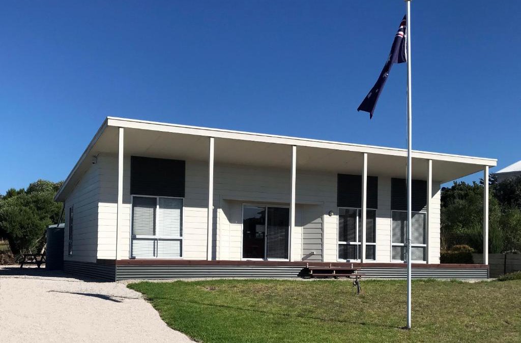 Alexandrina House | Kangaroo Pause Holiday home at Clayton Bay