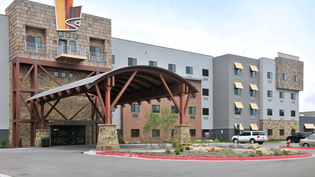 Independence Hotel | Kansas City Family Getaway: Lodge with 2 Pools, Pet Friendly | 4 Units