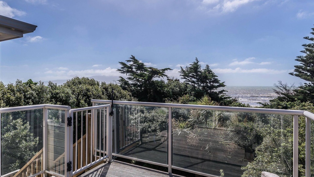 Waikanae Cottage | Kapiti at The Coast - Waikanae Holiday Home