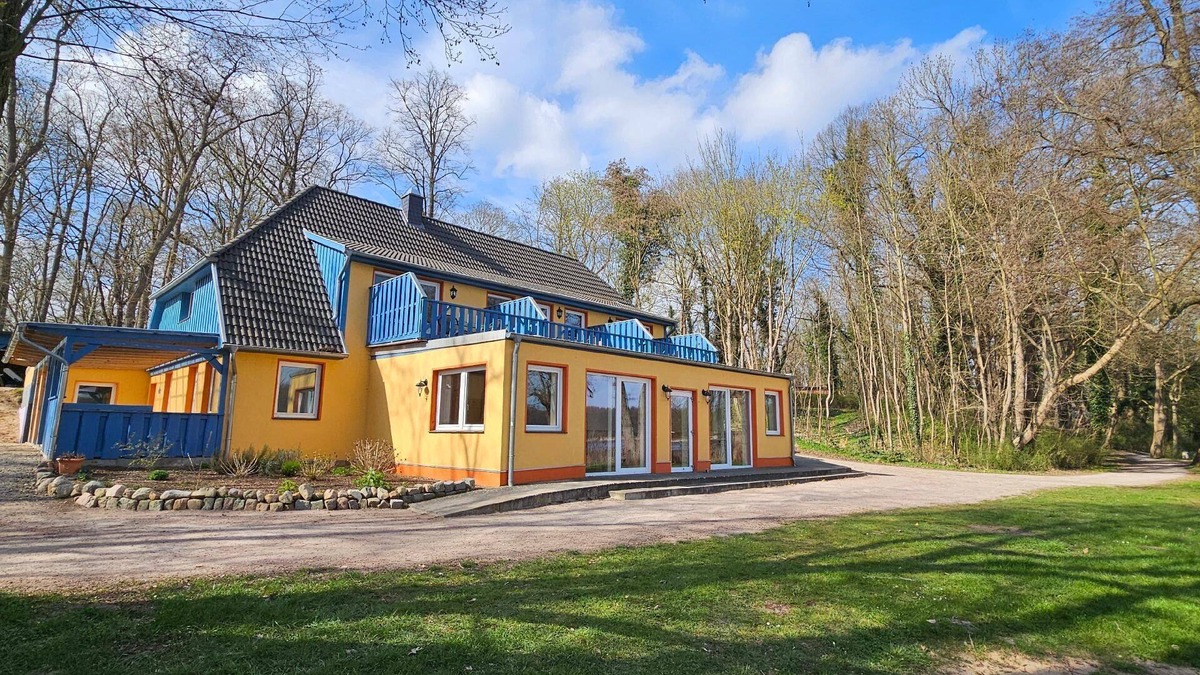 Neukloster Apartment | "Karpfen 3" holiday flat with a view of the water