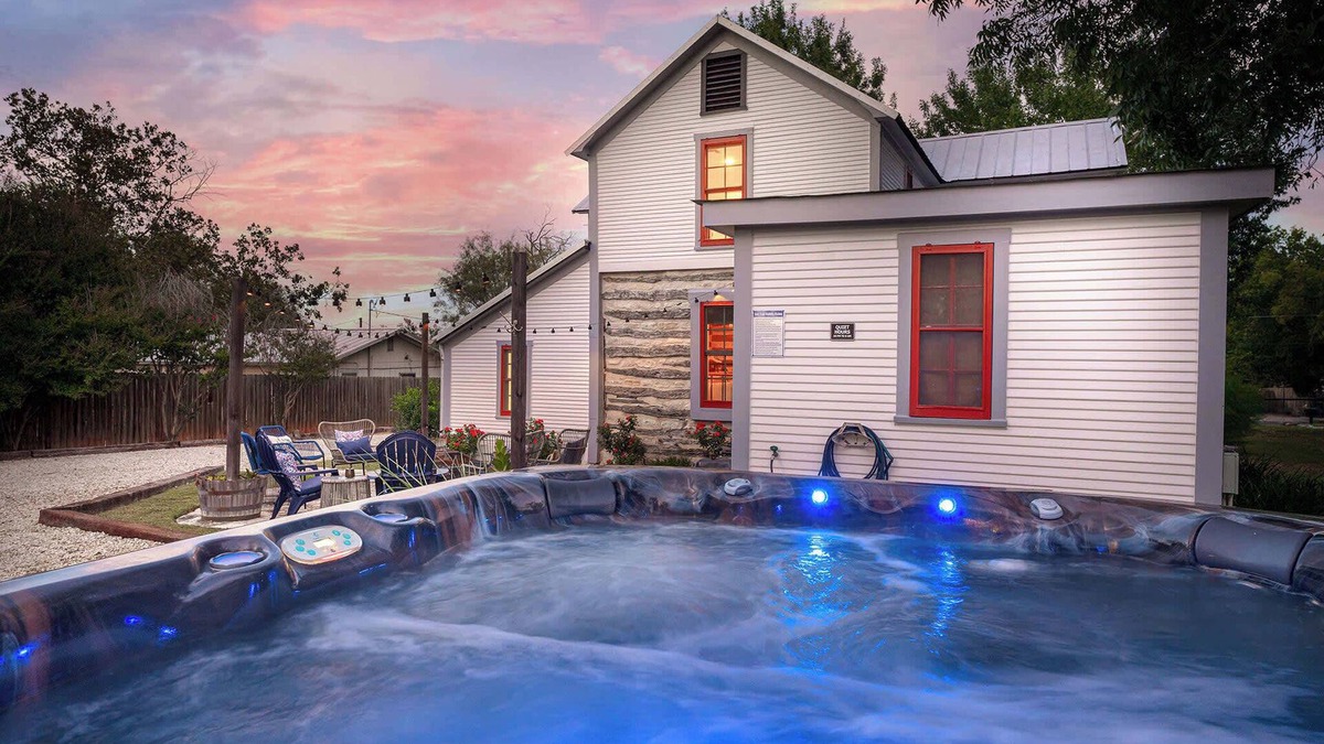 Fredericksburg House | Katarina Haus - Hot Tub & Fire Pit