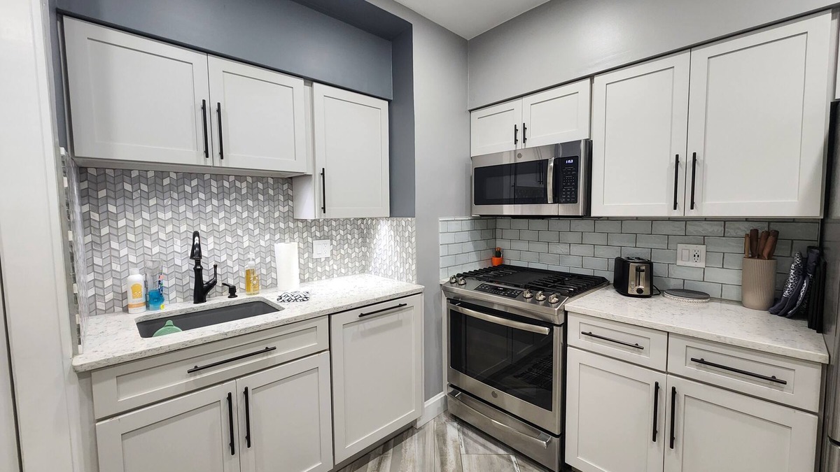 Terre Haute House | Katherine's Cozy Bungalow! No Check-out List! THREE bedroom with QUEEN beds!