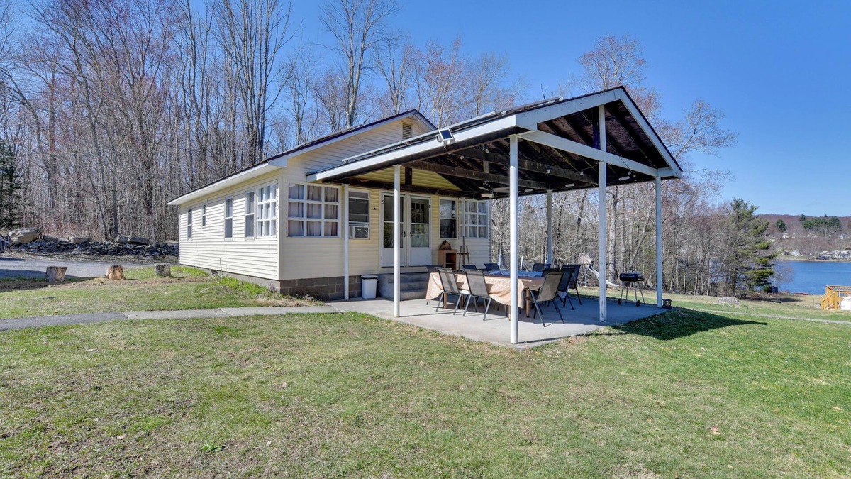 Ellenville Apartment | Kayaks & Canoes: Lake-View Retreat in Ellenville!