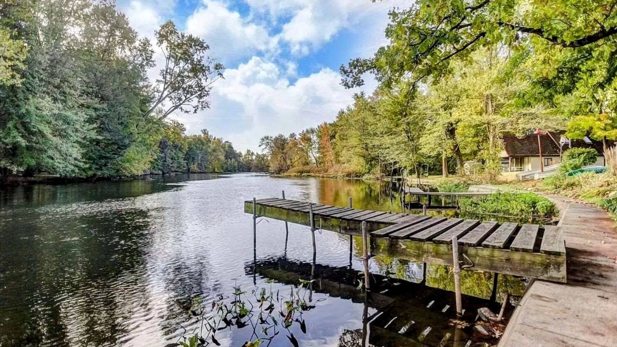 Howe House | Kayaks | Relax by River | 10 Min to Shipshewana |