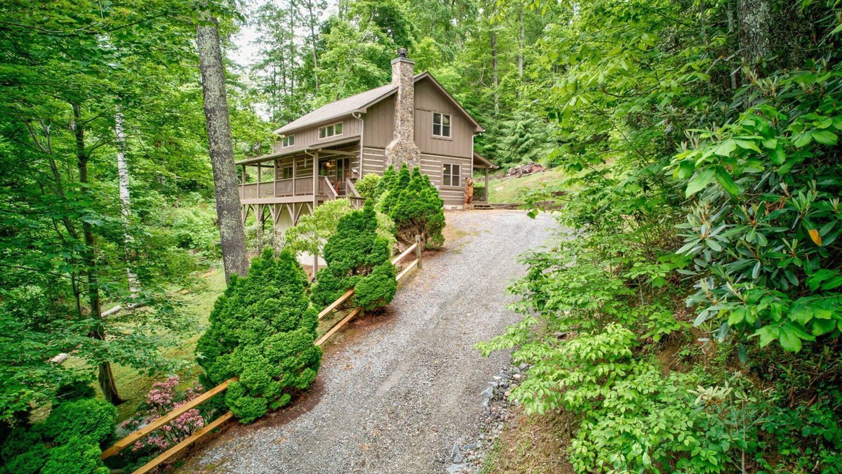 Vilas Cabin | Kaylee's Kabin is a 2BR 2B log cabin located in Valle Crucis. Peaceful, private and pet friendly!