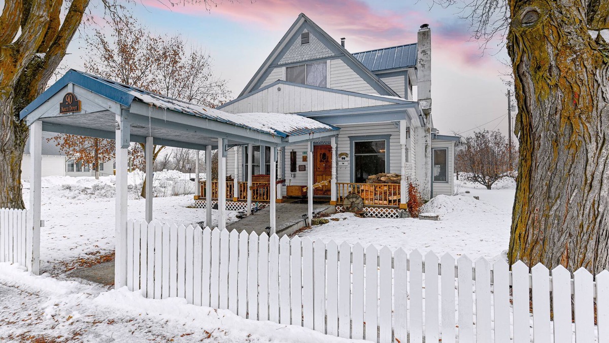 Midvale House | Kay’s Country Place. Dog Friendly.