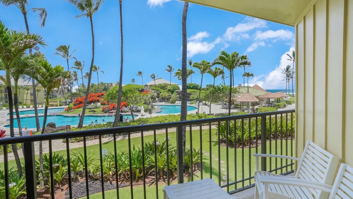Hanamaulu Apartment | KBR 3302 · Simple but Idyllic Oceanfront Resort w King Bed