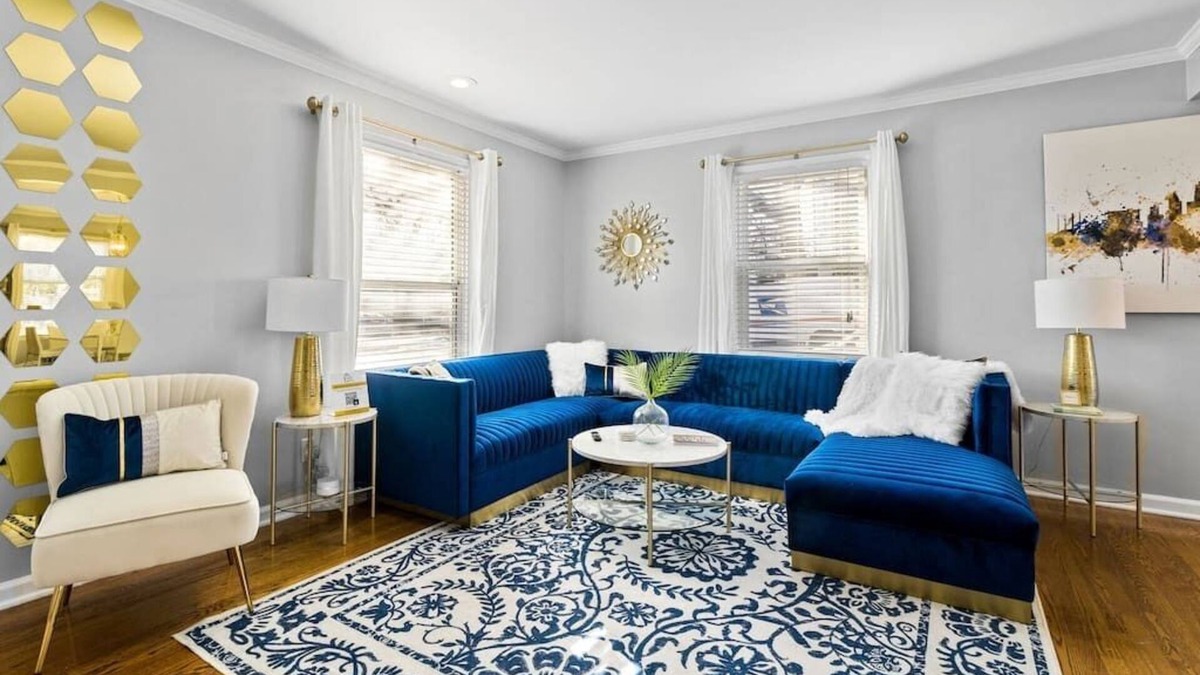 South Kansas City House | KC Coach House - Walk to UMKC/Brookside/Plaza + Streetcar!