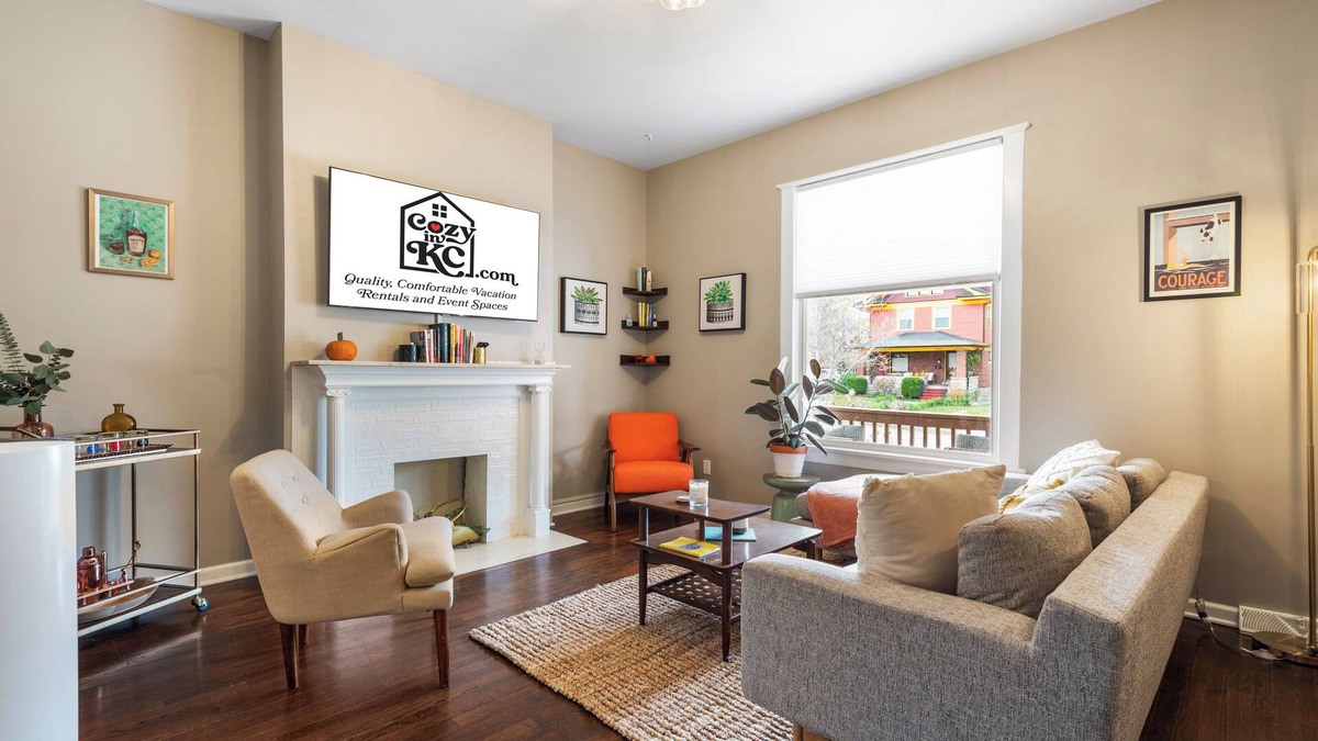 Rosedale House | KC Explorer - Walkable 39th St. Bungalow + Parking!