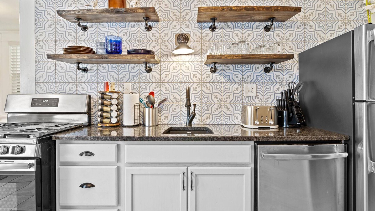 West Plaza House | KC Nest - Mins from Plaza + Streetcar + Parking!