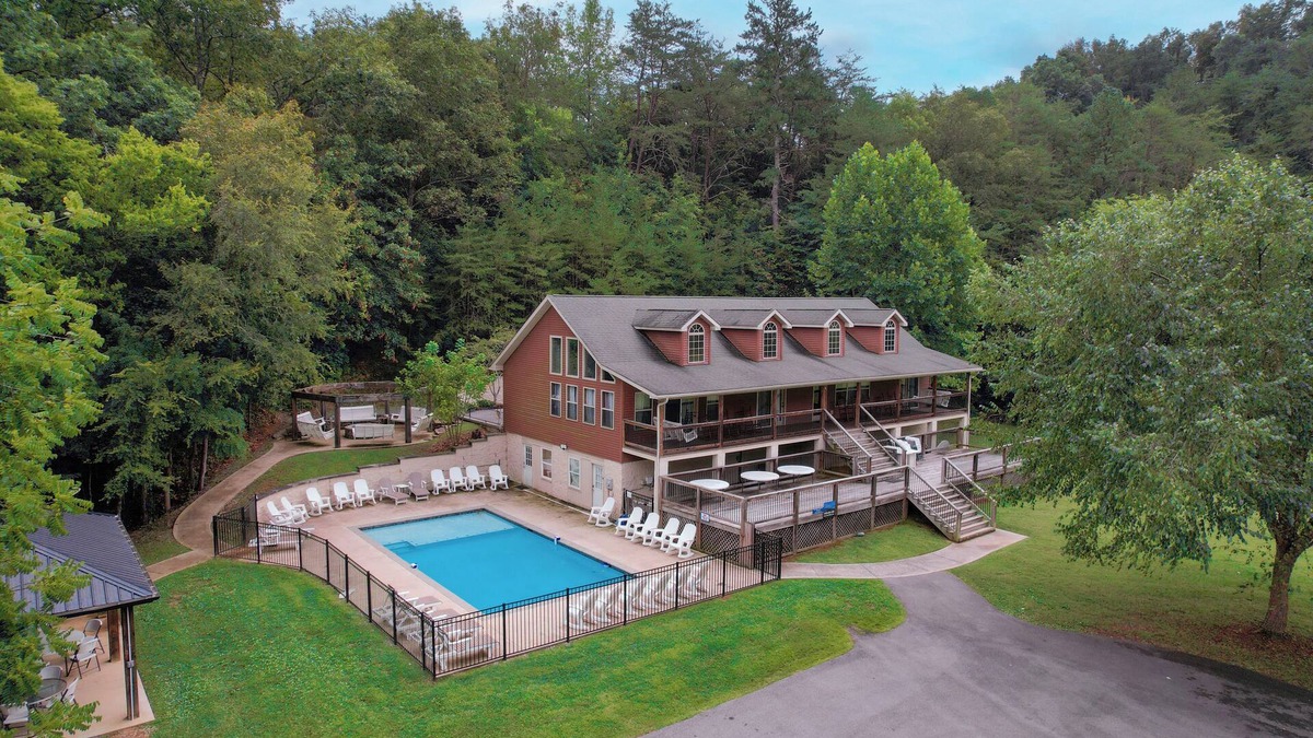 Sevierville Cabin | Keaton's Firefly Meadow: OutdoorPool*HotTub*Games*Wifi*FirePit*Yard*Large Groups