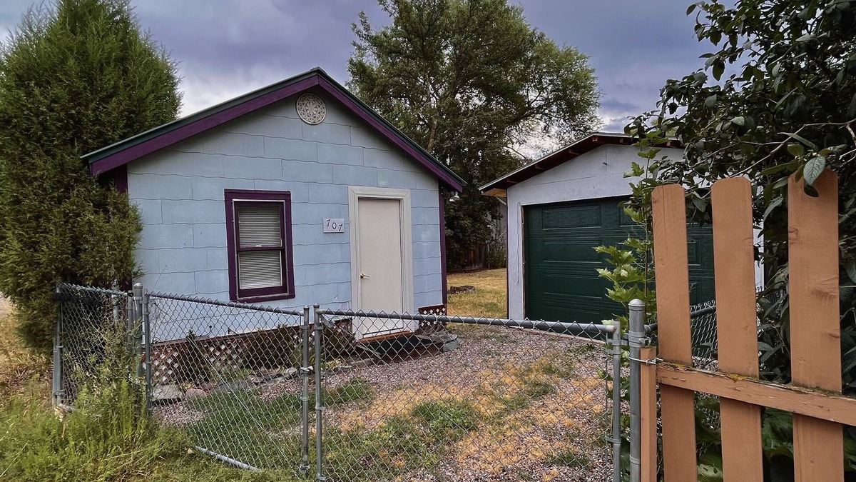 Polson House | Keep it simple at this peaceful and centrally-located place.