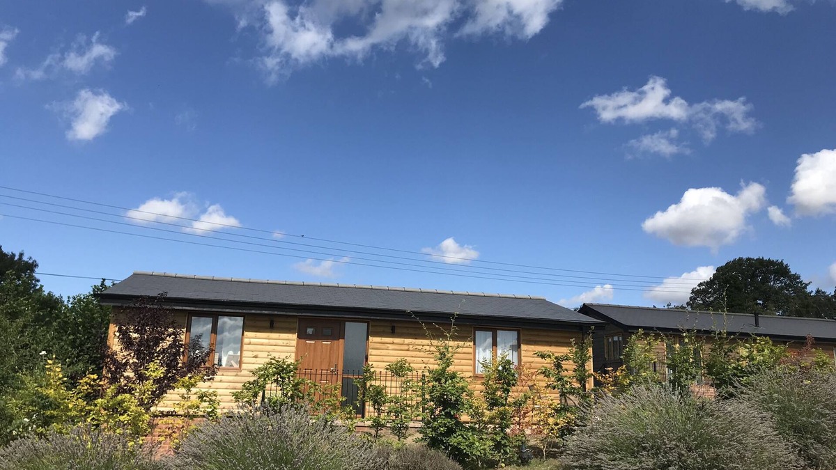 Maidstone Cabin | Keepers Retreat two bedroom log cabin situated on a working farm in Kent.