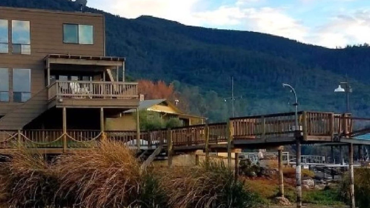 Soda Bay House | KELSEYVILLE LAKEFRONT LUXURY! 3 STORY, 3 BR/2B PRIVATE DOCK next to hot springs
