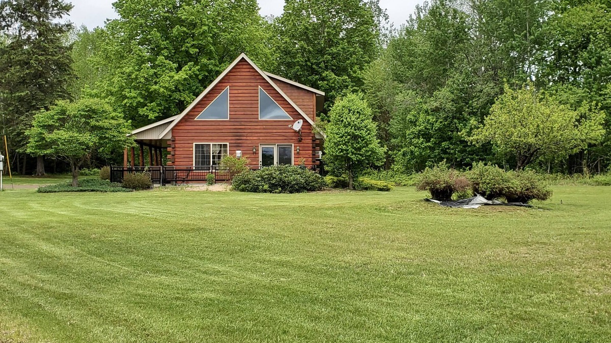 Chassell House | Kemp's Rentals-Great Family Home-Relaxing-Private-5 Acres-Close to Beach & MTU