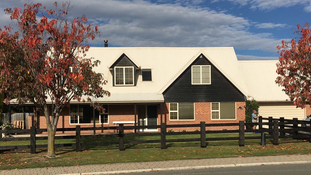 Wanaka House | Kennealy House - an ideal spot to relax, 15 minute walk to town and lake.