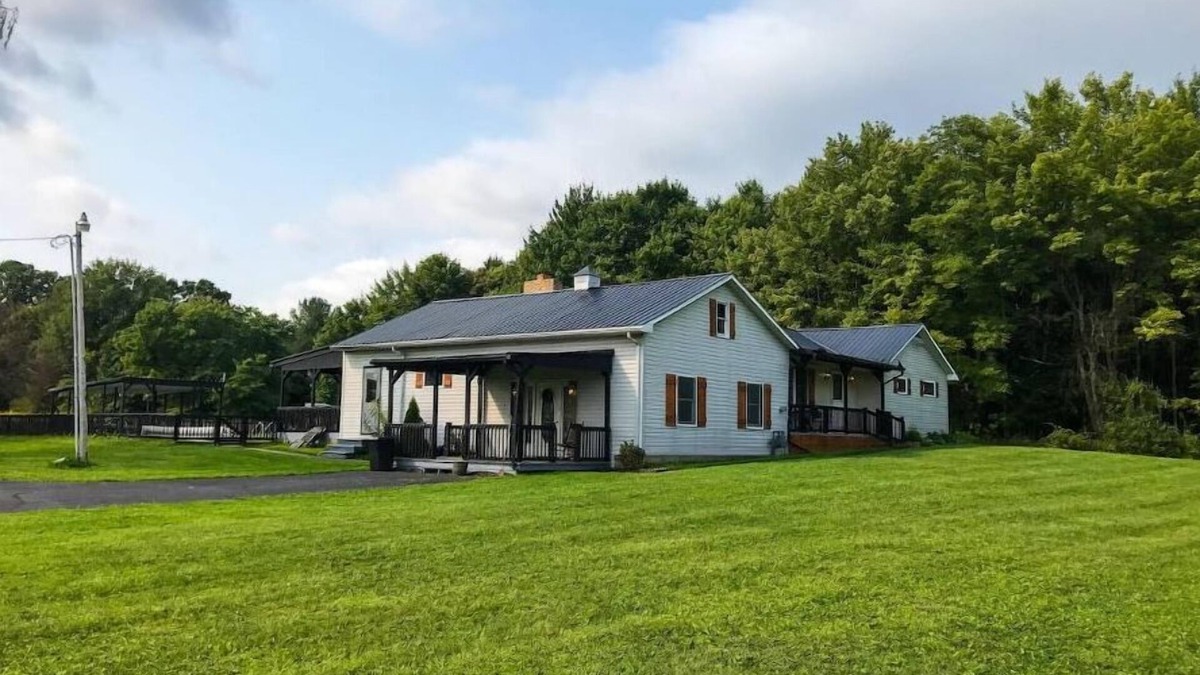 Kennerdell House | Kennerdell Country Retreat with seasonal inground pool