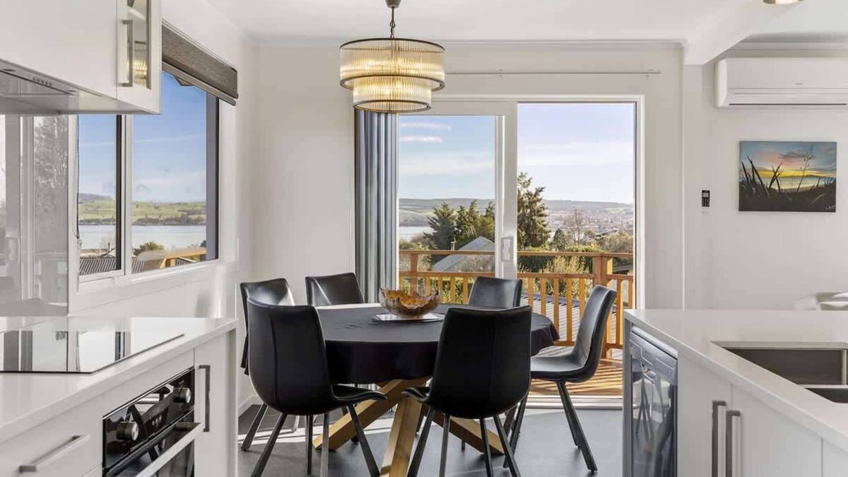 Richmond Heights House | Kensington Gem-Family Getaway