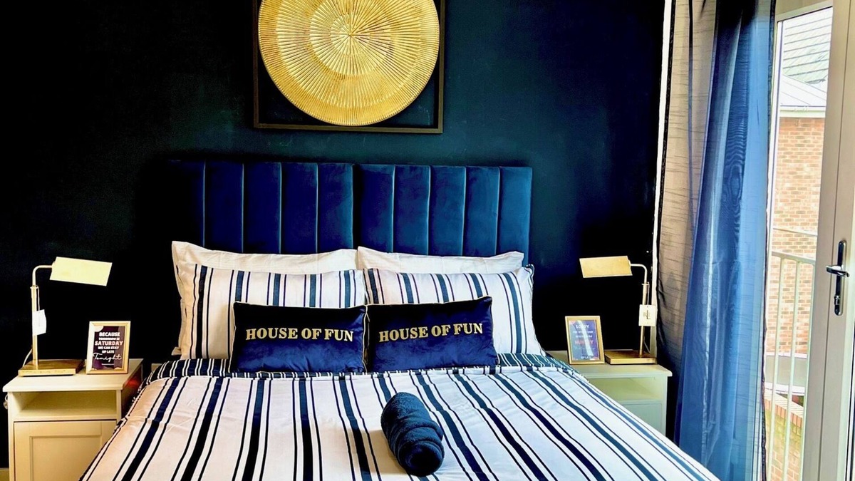 Dartford House | Kent Holiday Home | 5 Bedroom Luxe Home| Games & Free Parking| 2Mins To Crossing