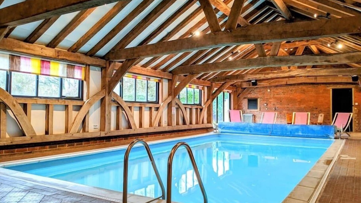 Waltham House | Kent Pool Cottage ~ Private Indoor Heated Pool All Year ~ Netflix ~ PS4
