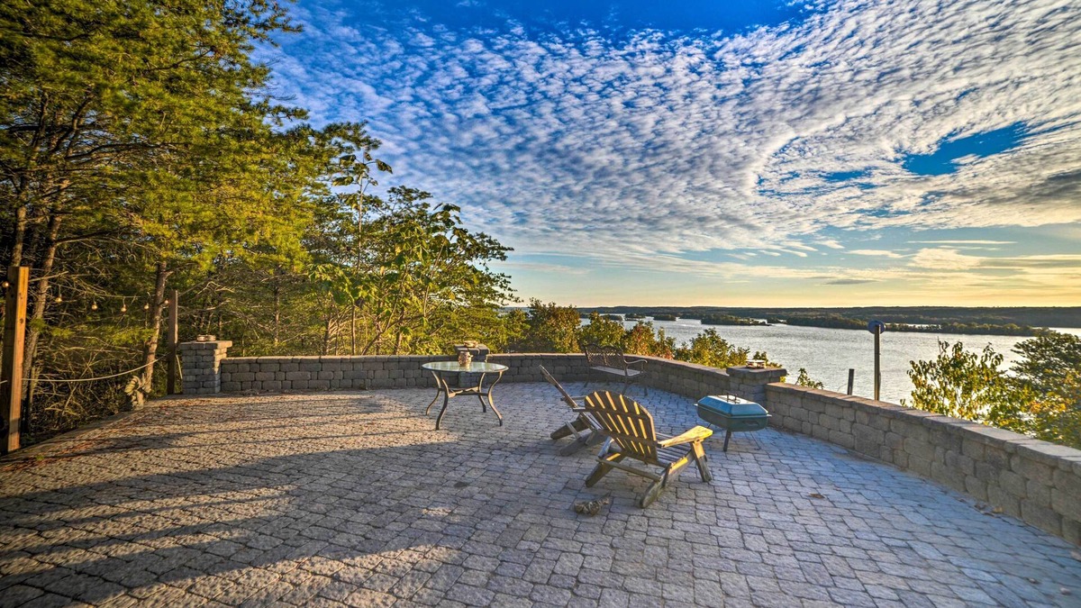 Waverly House | Kentucky Lake Views: Cozy Cabin in Waverly!