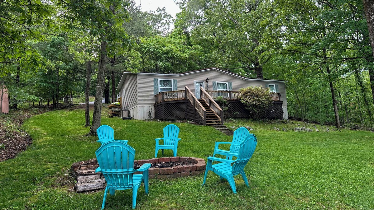 New Concord Cabin | Kentucky Lakeside Home w/Deck - 20 Mi to LBL!