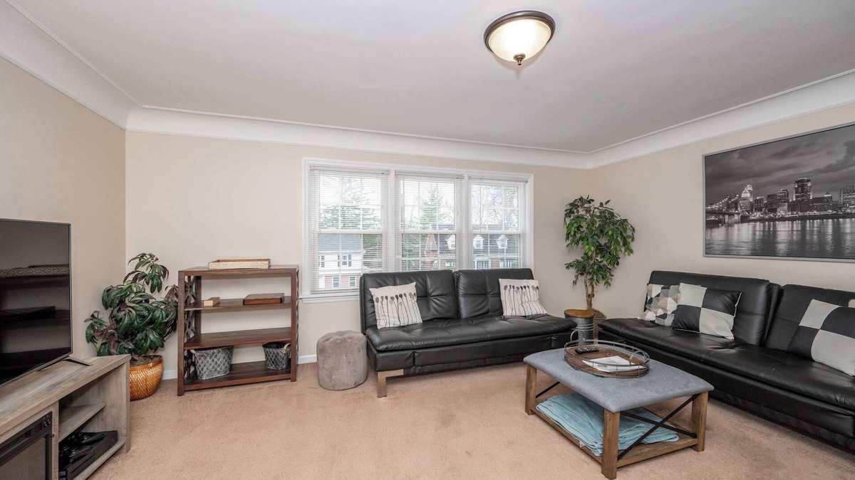 Roselawn Finance Condo | Kenwood Keys 2 – Stay for 6!