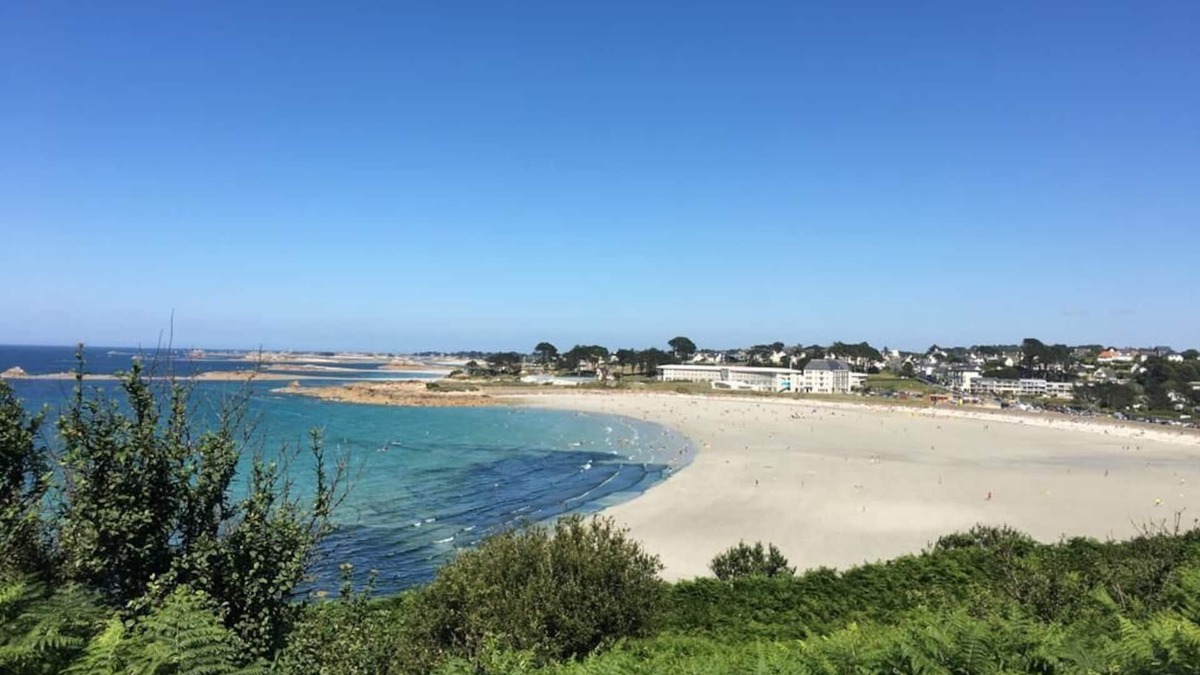 Trevou-Treguignec House | "Keramuze: comfortable sea-view gîte with terrace and small garden. Beach 200m away