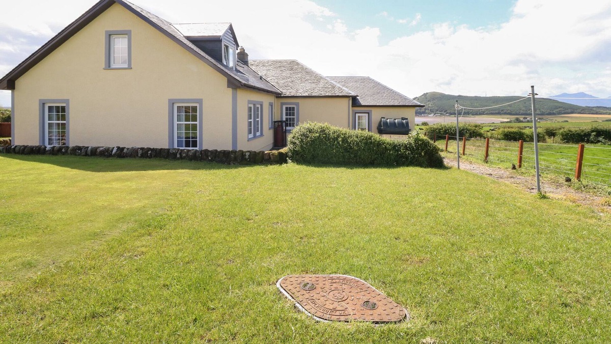 The Cumbraes Cottage | KERRYTONLIA COTTAGE, family friendly in Rothesay, Isle Of Bute