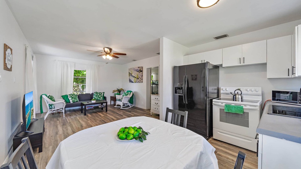 Laurel House | KeyLime Cottage - Beachy Getaway .7 Mi From Beach