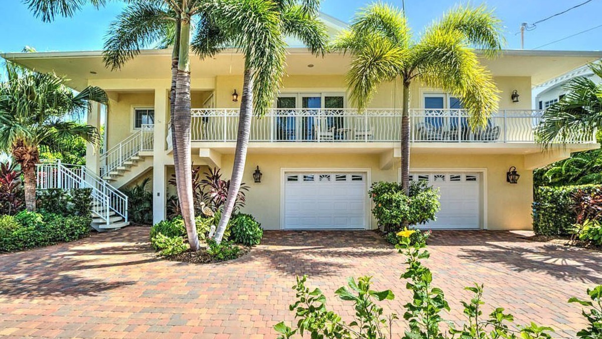 Coury House | Keys Paradise on Coury Drive Key Colony Beach. Vacation in resort style