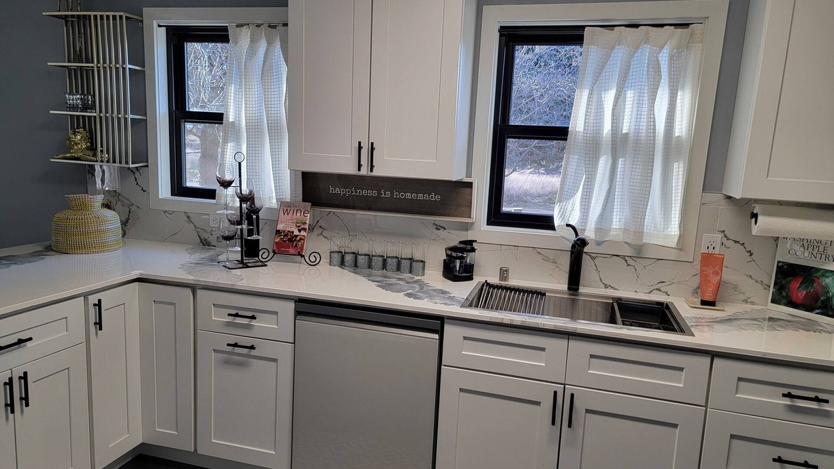 Prosser House | Kick back and relax in this warm and inviting clasic/modern atmosphere.