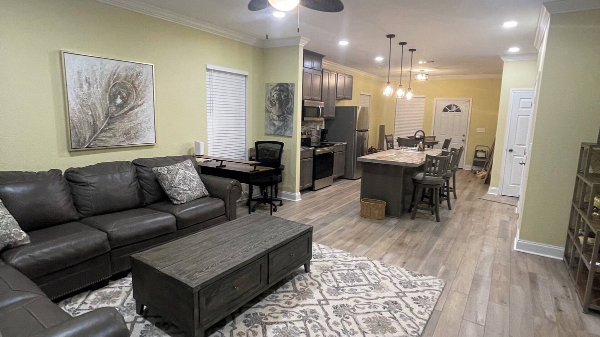 Mid City North House | Kick Back - Chillin Away from Home; 6mls to LSU-3mls to SU- 3mls to BR Airport