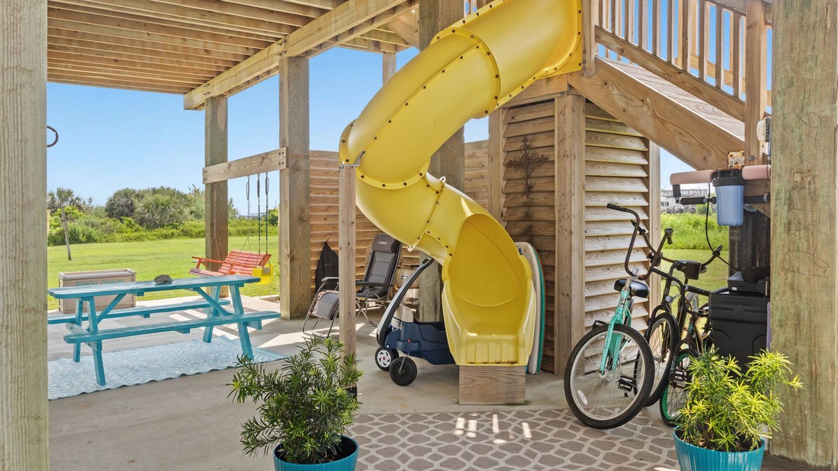 Indian Beach House | Kid friendly w/slide&swings, 11 mi to Moody Gardens for cheer or holiday events