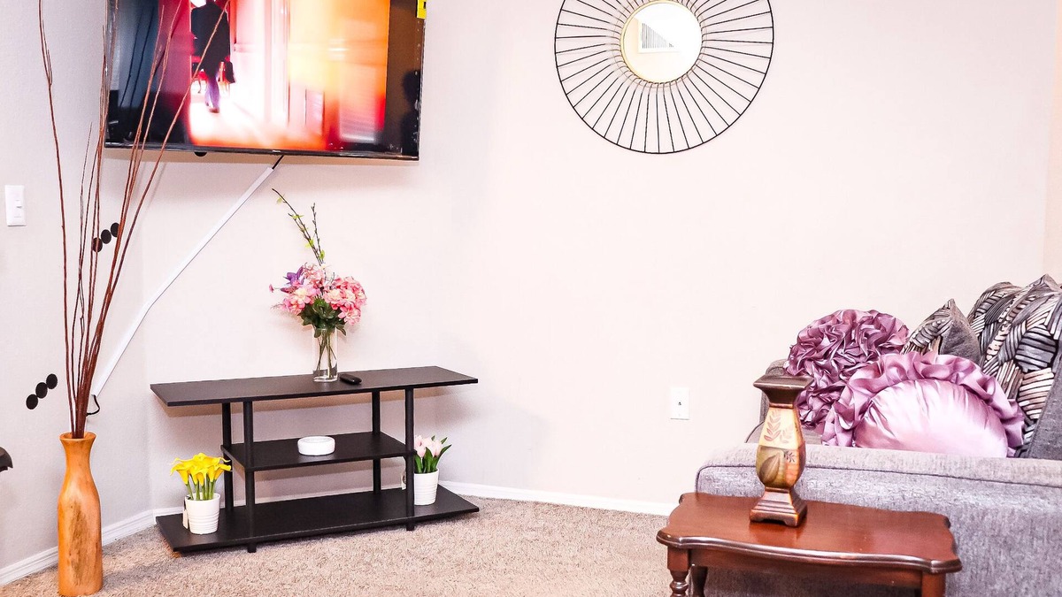 Snellville House | kids friendly home with stairs, 4 beds Sleeps 6