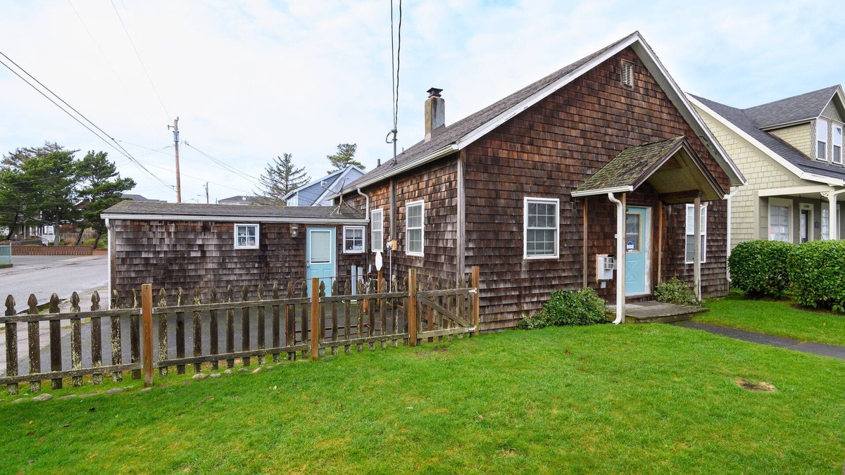 Seaside House | Kids welcome Pac-Man Arcade! 1 blk to beach. King bed, Pack 'n Play, Fenced yard