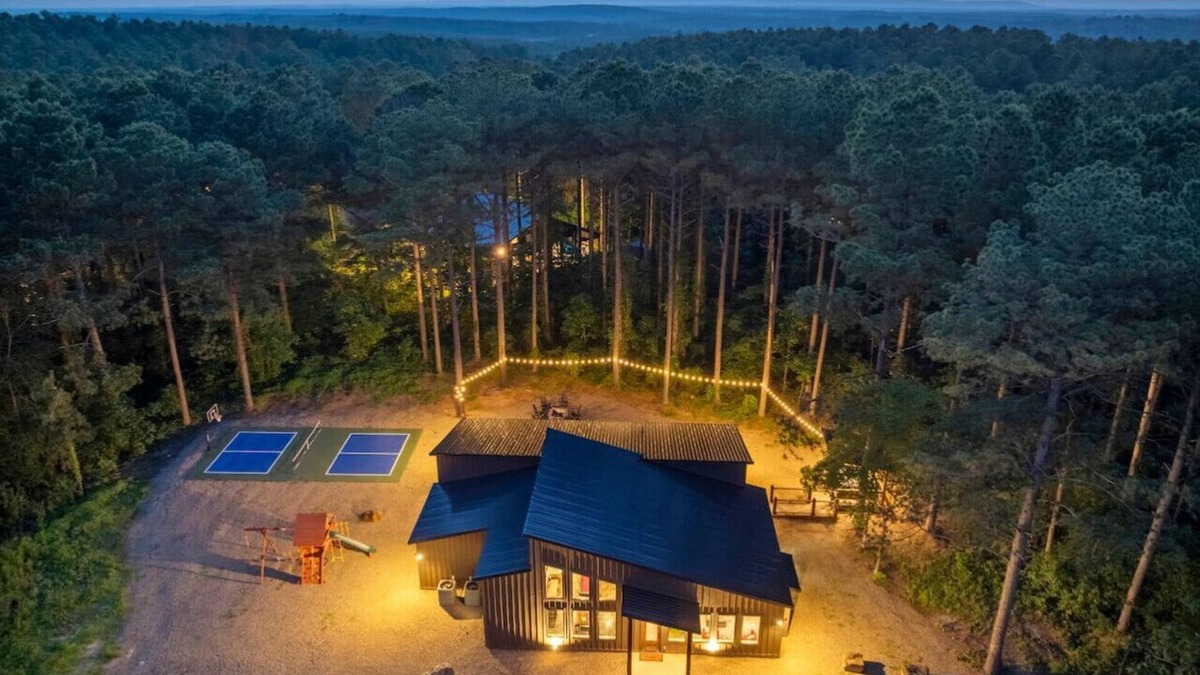 Pickens Cabin | Kilted Heron Lodge · Pickleball/Basketball Court + Gameroom, 5 King En-Suites