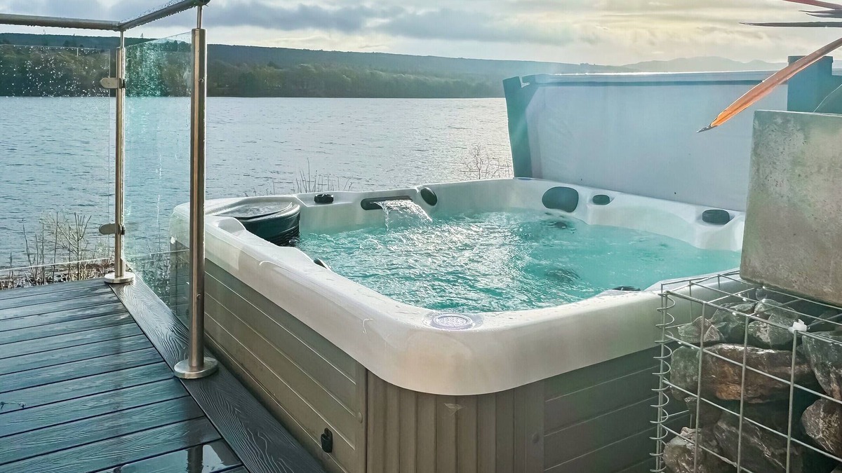 Lochend Cottage | Kimcraigan Lodge is located with uninterrupted views on the banks of Loch Ness.