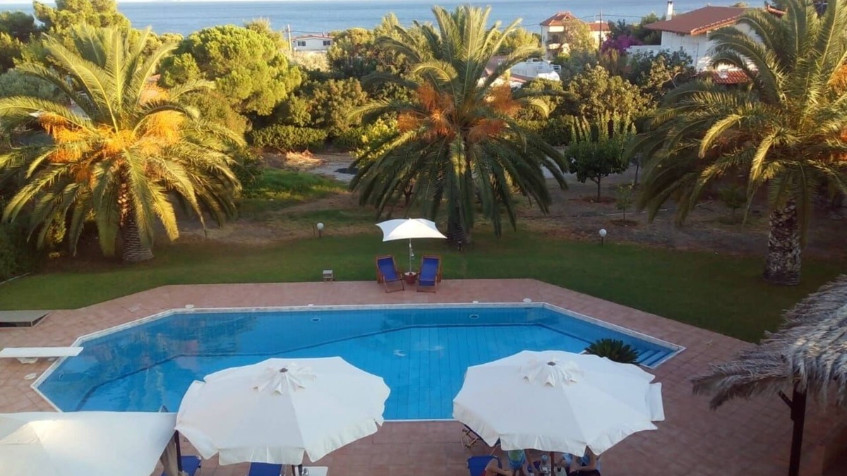 Bralos Cottage | Kinetious Nisous Stylish Apt, Pool, near the Beach