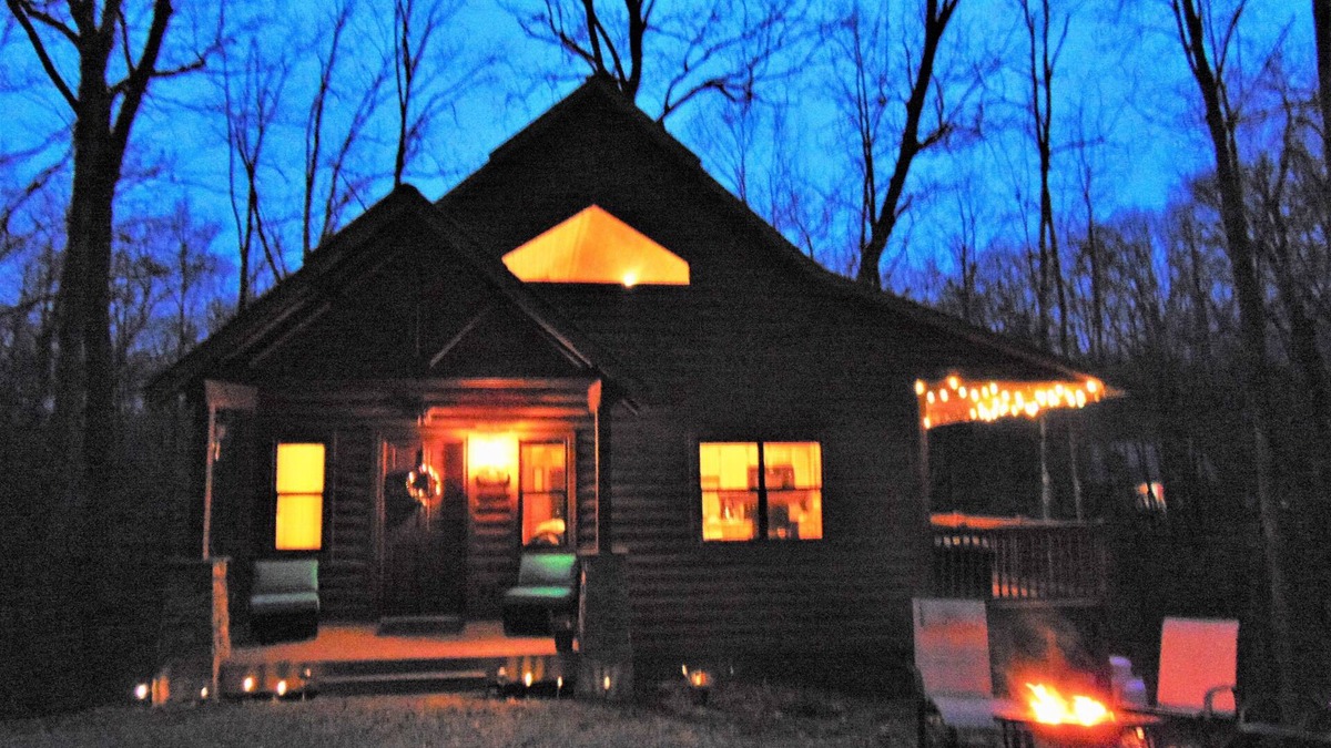 Sautee Nacoochee Cabin | KING, 10 STAR CABIN, HOT TUB, POOLTABLE, DOGS OK, 4 TVs, WIFI, DECK, GRILL