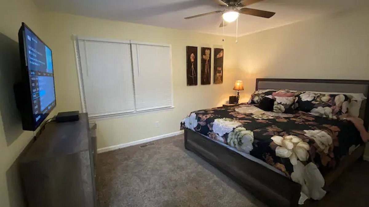 Greensboro House | king and Queen 2-bedroom townhome near downtown Greensboro with WiFi, AC