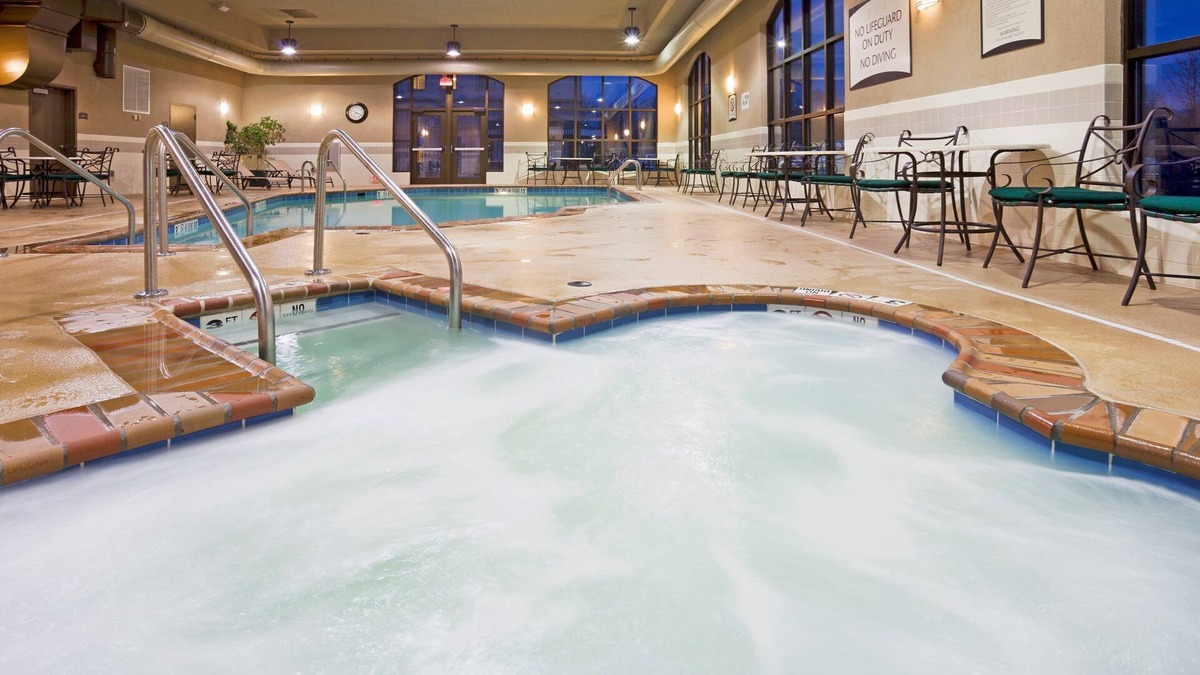 Franklin Condo | King and Queen bed | Pool + Gym + FREE Breakfast